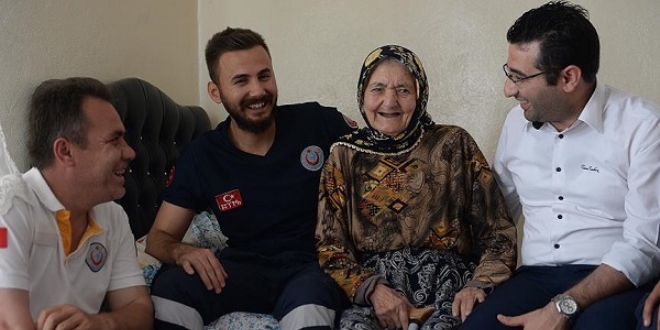'Acil Servis'ten 105 yaşındaki nineye doğum günü sürprizi