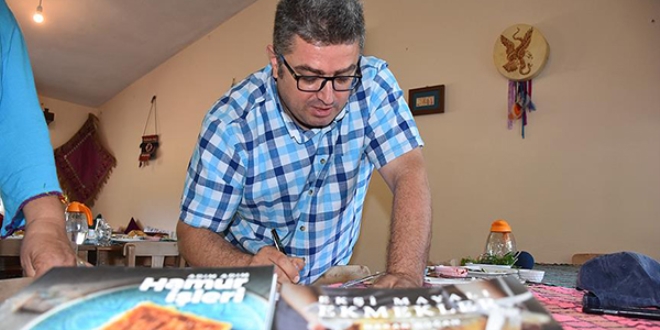 Tıp eğitimini bırakıp hamurun kitabını yazdı