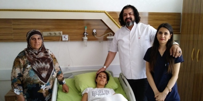 Genç kızın karnından çıkan şey hayrete düşürdü