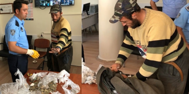 Gezgin dilencinin her yerinden para fışkırdı