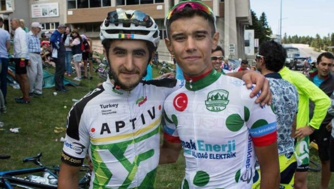 Ters şeritte giden halk otobüsü profesyonel bisikletçiye çarptı!