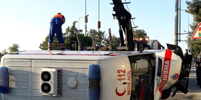Bakırköy'de ambulans devrildi: 3 yaralı