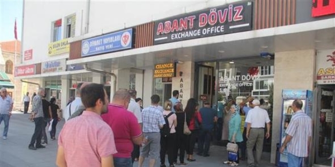 Vatandaş, döviz bozdurmak için bürolara akın etti