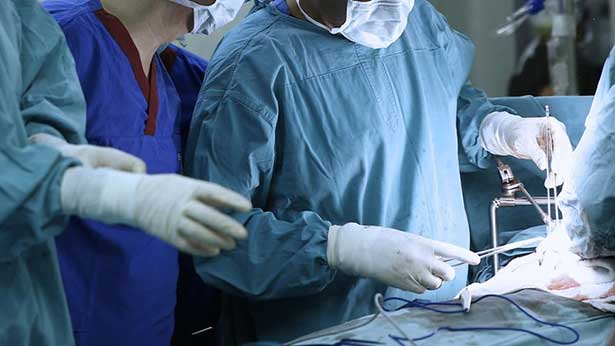İKÇÜ'de omurga kırığına 3D yazıcı ile "milimetrik" ameliyat