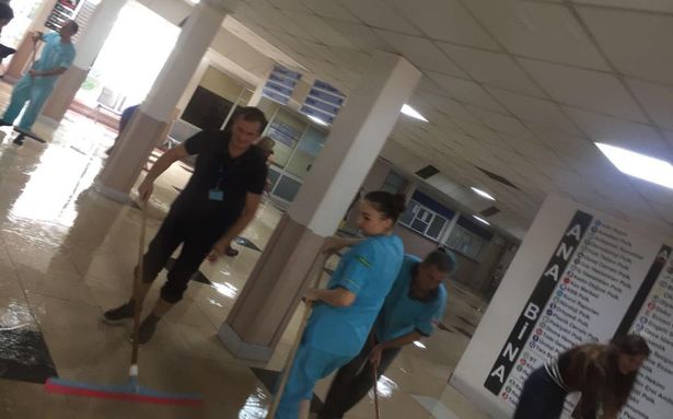 Sağanak yağış sonrası tıp fakültesi hastanesini su bastı... Hastalar sedye ile çıkarıldı!