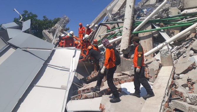 Endonezya'ya ilk yardım ekibini Türkiye gönderdi