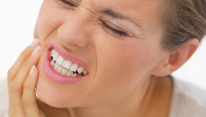 Dişleri sıkmak tüm dişlere zarar veriyor