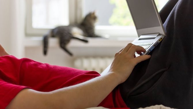 Erkeklere uyarı: Bilgisayarı kucağınıza koyarak çalışmayın!