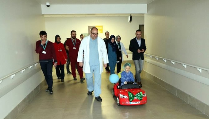 Çocuklar ameliyata akülü arabayla eğlenerek gidiyor