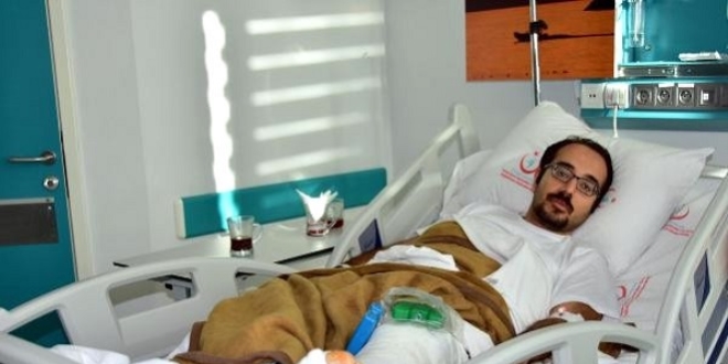 Hastane asansörü yere çakıldı, doktorun bacağı kırıldı