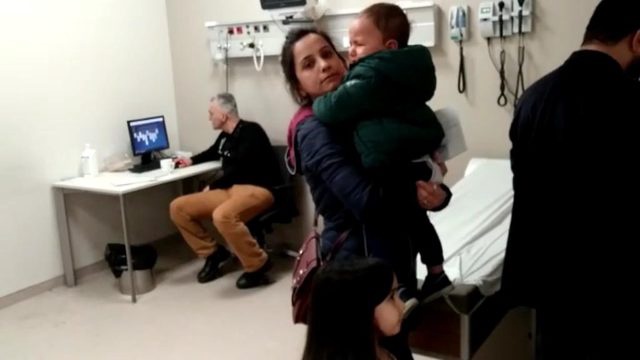 Hastanede skandal ! Çocuklar ağlarken doktor iskambil oynadı