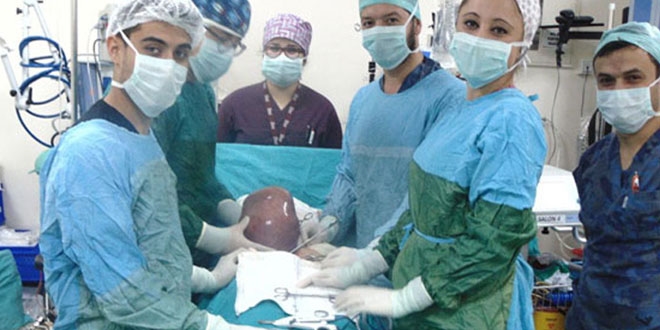 Karın ağrısı diye gitti, karnından 6 kilo ur çıktı