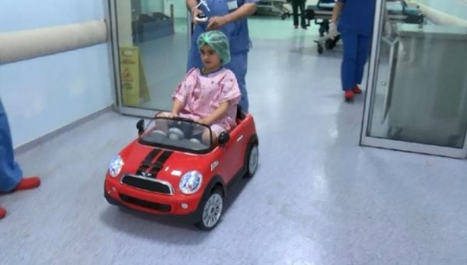 Çocuklar ameliyata oyuncak araba ile götürülüyor