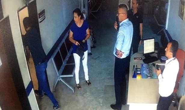 Doktorun 'yüzüne çarpılan kapıya' 2 bin Tl para 1 yıl 8 ay hapis cezası!