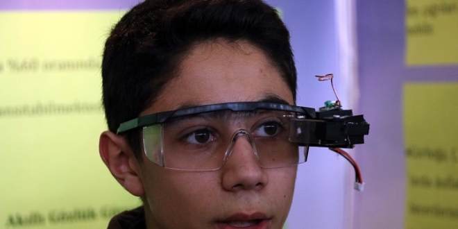 Lise öğrencisinden işitme engelliler için 'akıllı gözlük' tasarımı