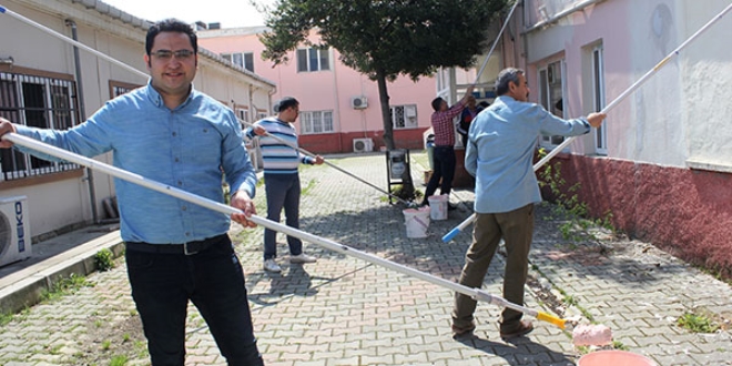 Devlet hastanesinin boya ve tamiratını İl Sağlık Müdürü ve başhekim yapıyor