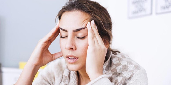 Geçmeyen baş ağrısına botoks