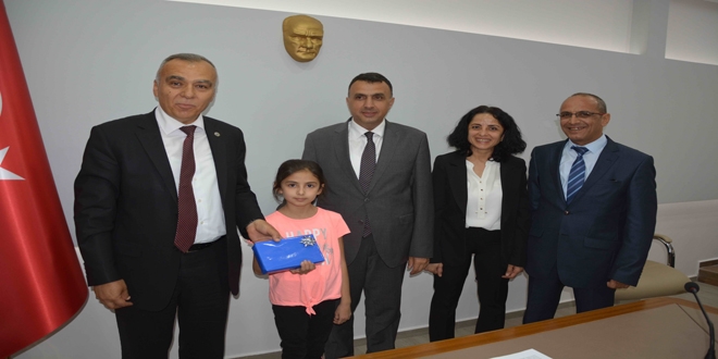 9 yaşındaki Elif'e bilinçli tüketici ödülü