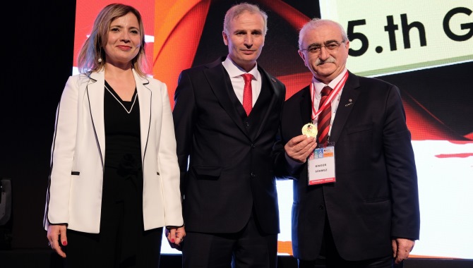 Prof. Dr. Bingür Sönmez’e Altın Acil Ödülü verildi