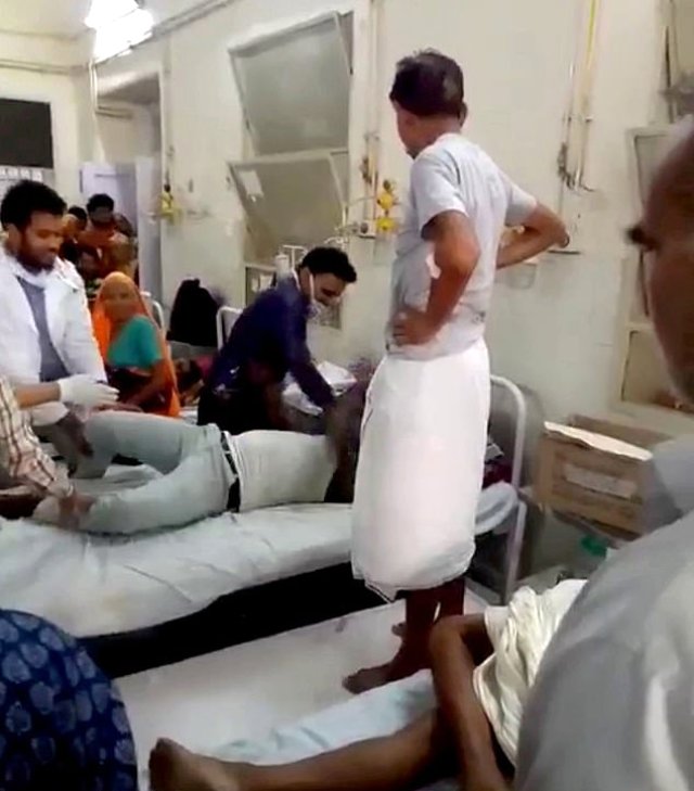 Hastanede büyük skandal! Doktor sedyeye çıkıp hastayı dövdü