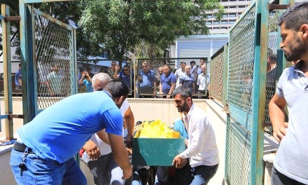 Ölen hastanın yakınları hastaneyi bastı... Bir doktoru darbetti