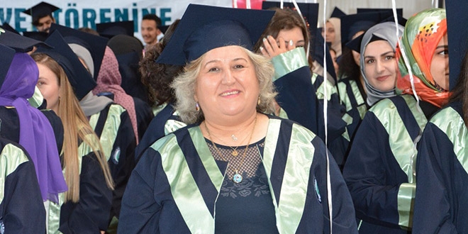 Üç üniversite bitirdi ama okuma azmi bitmedi