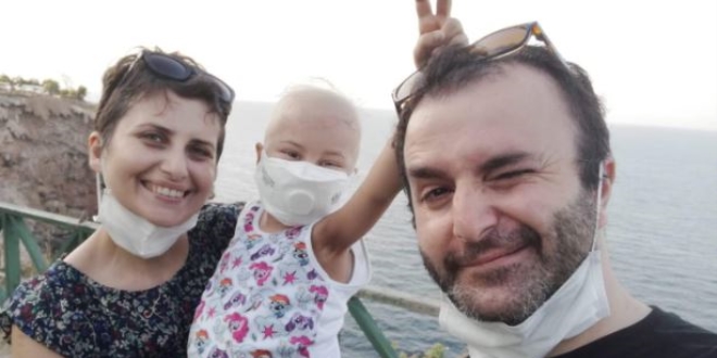 Öykü Arin'den güzel haber: Babasının ilik nakli tutan küçük kız hastaneden dışarı ilk adımını attı