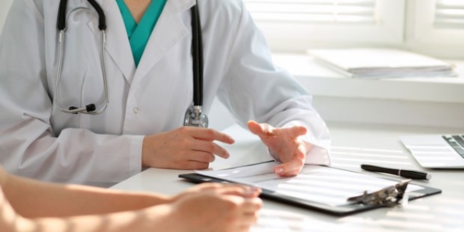 Doktora 'Eşek gibi gelip reçetemizi yazacaksın' diyen kadına ceza