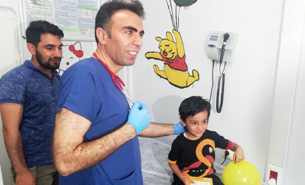 İlçede göreve başlayan doktor çocukların sevgilisi oldu: 'Daha önce böyle doktor görmedim'