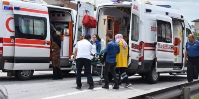 Ambulansla hafif ticari araç çarpıştı: 6 yaralandı