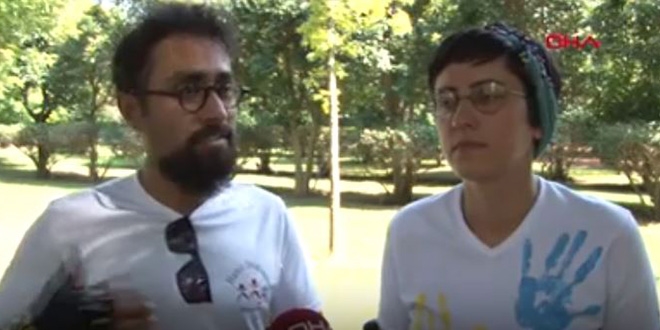 Öğretmen çift otizme dikkat çekmek için pedal çeviriyor