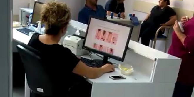 Hastalar bekledi, personel alışveriş sitelerini gezdi