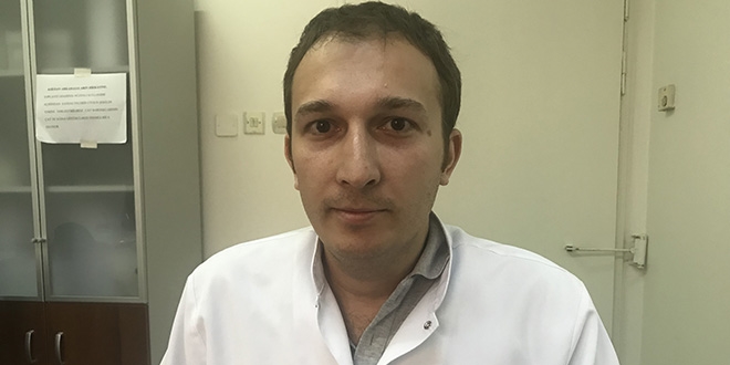 Doktoru hastane bahçesinde sopalarla dövdüler