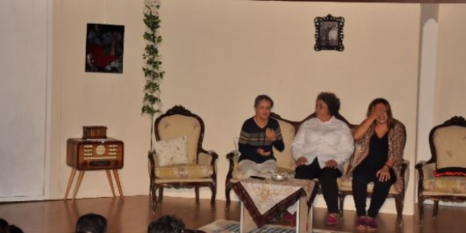 Sağlık çalışanları Alzheimer farkındalığı için sahne aldı