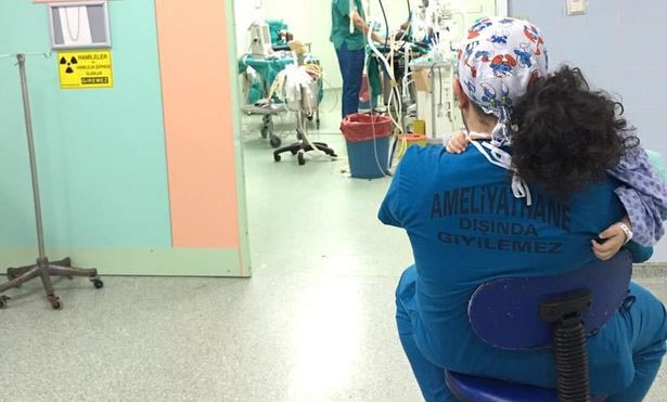 Üç yaşındaki hastasını sakinleştirmek için ameliyata sarılarak girdi: Evlat kaybetmiş bir babayım