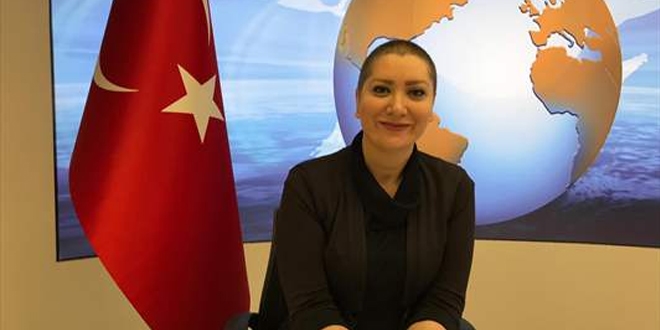 Kanseri yendi, programı peruksuz sundu