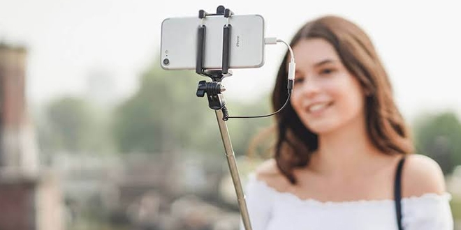 'Selfie'de burnunu gören cerraha koşuyor'