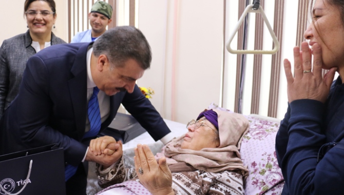 Bakan Koca, Türk hekimlerin tedavi ettiği hastaları ziyaret etti