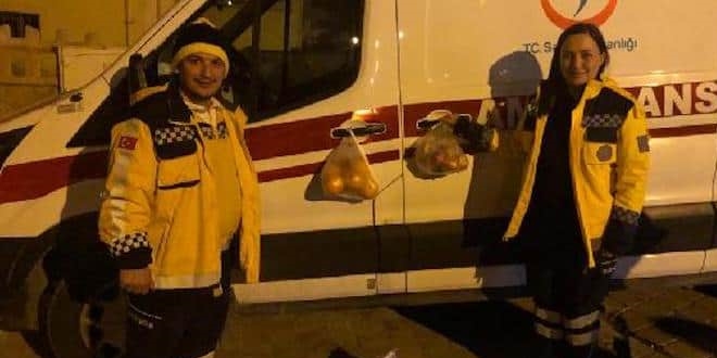Sağlıkçılar için ambulans kapısına meyve poşeti astılar