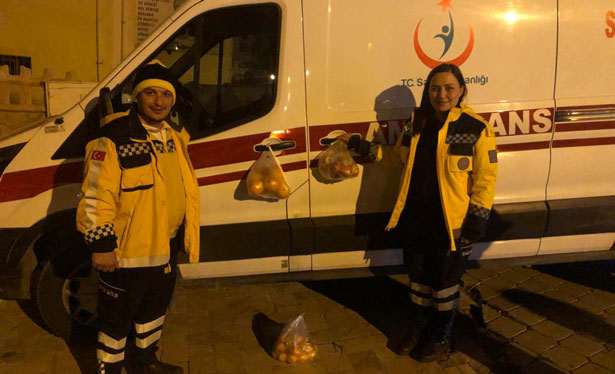 Deprem bölgesinde, sağlıkçılar için ambulans kapısına meyve poşeti astılar