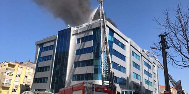 İzmir'de hastane yangın nedeniyle boşaltılıyor