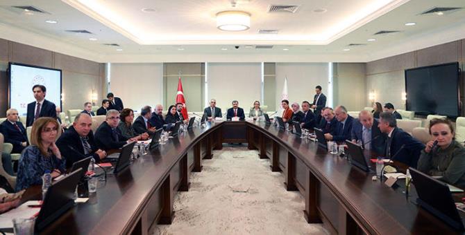 Üç bakanın katılımıyla yapılan Koronavirüs Bilim Kurulu toplantısı sürüyor