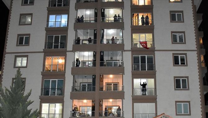 Bakan Koca'dan sağlık çalışanları için "üst üste 3 gün alkış" çağrısı