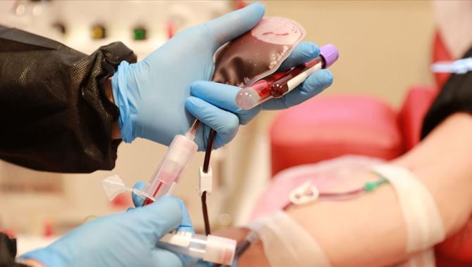 Antalya'da virüsü yenen hemşirenin plazması entübe iki hastaya nakledildi