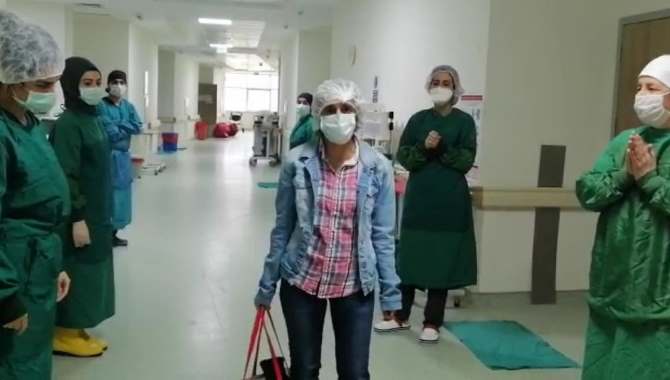 Bursa'da koronavirüs tedavisi tamamlanan hemşire alkışlarla taburcu edildi