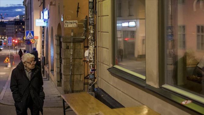 İsveç'te huzurevlerinde Kovid 19 hastası yaşlılar ölüme terk edildi