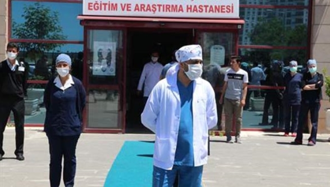 Virüsü yenen 22 sağlıkçı, pandemi hastanesindeki görevlerine döndü