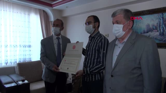 Rektör, lösemi hastası Ahmet'in diplomasını evine götürdü