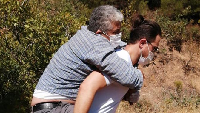 Ambulans şoförü, hastayı 1 kilometre sırtında taşıdı