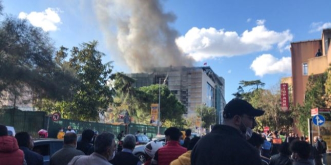 İstanbul Tıp Fakültesi içindeki inşaatta yangın